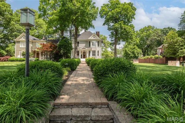 $890,000 | 801 St Louis Street, Edwardsville, IL 62025