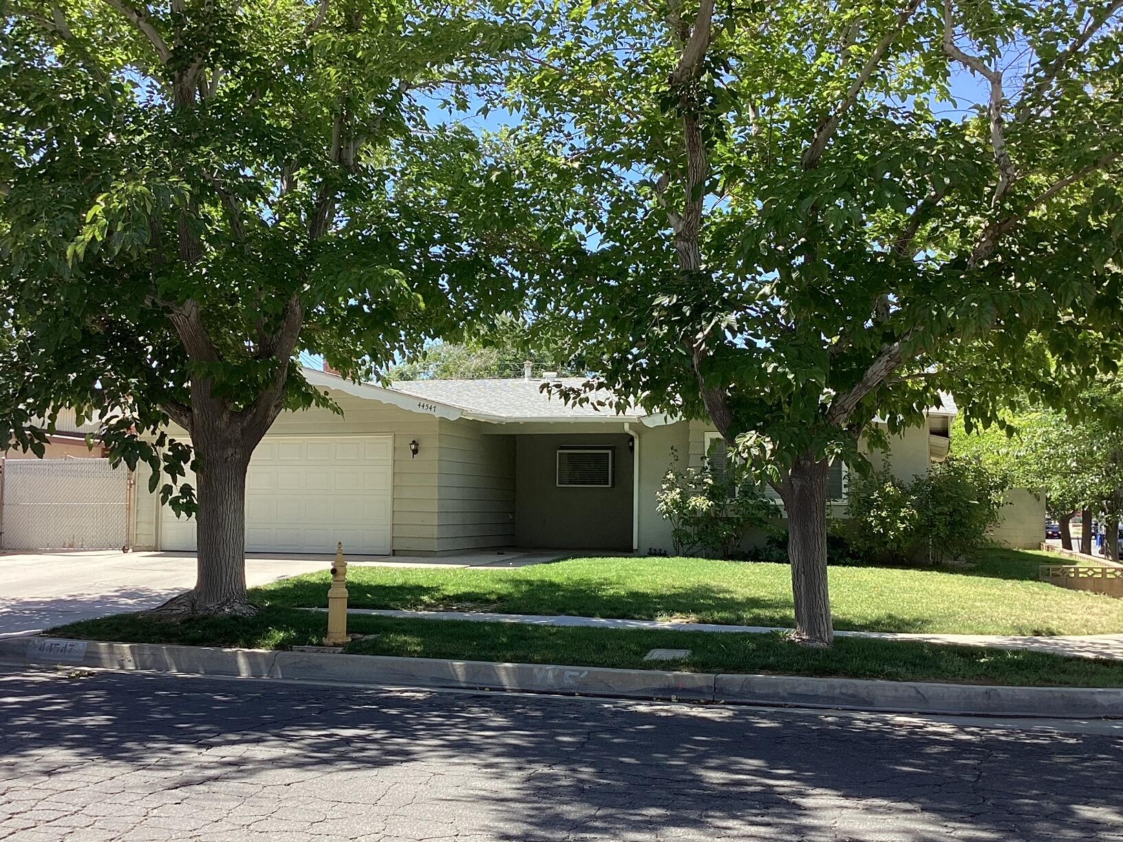 44547 Hanstead Avenue Lancaster, CA 93535 - Photo 2 of 34 IMG_8137