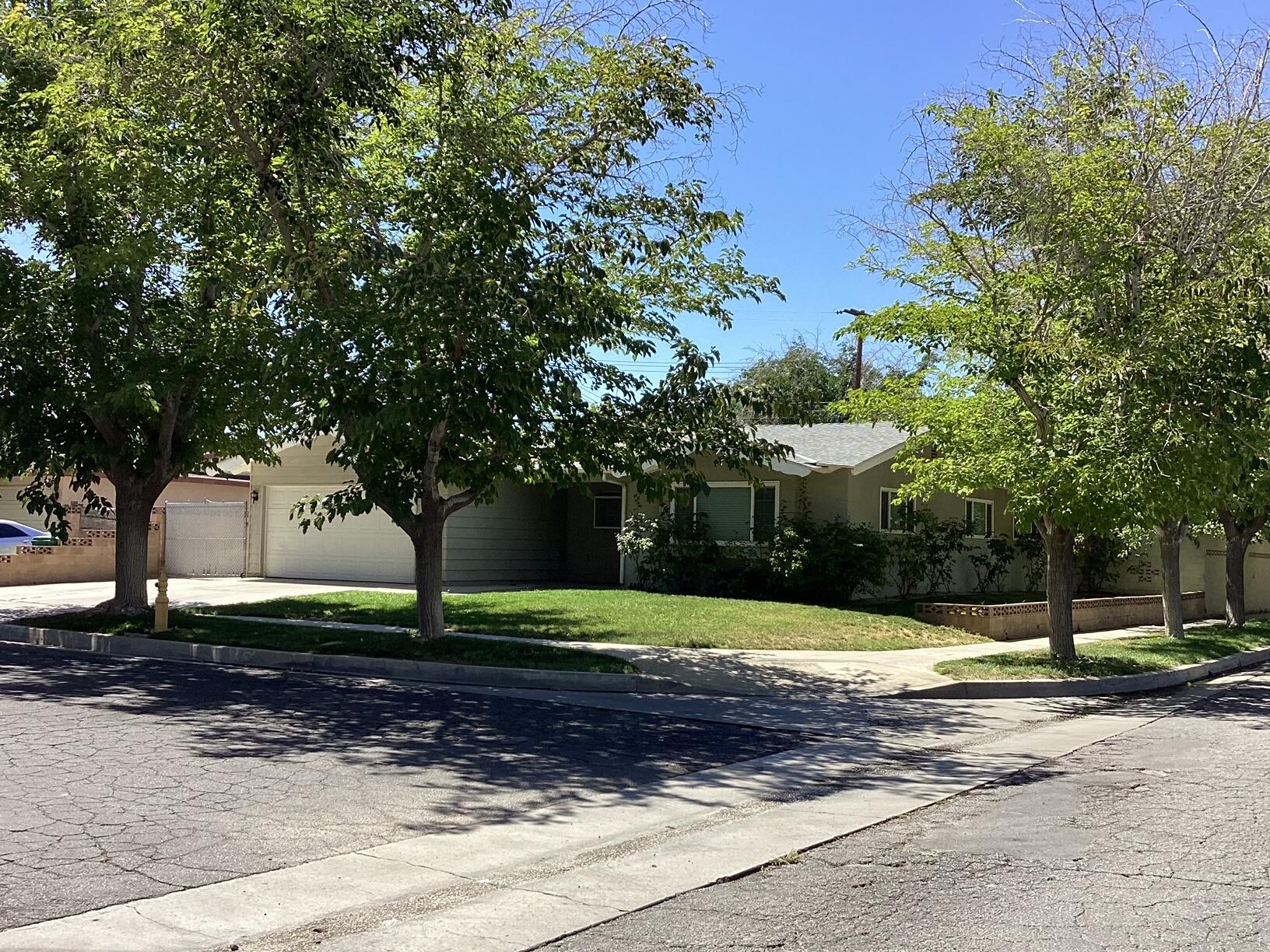 44547 Hanstead Avenue Lancaster, CA 93535 - Photo 4 of 34 IMG_8135