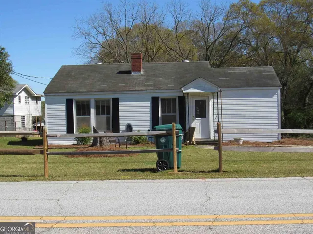 a front view of house with yard