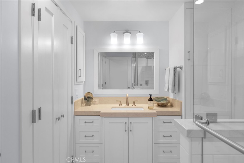 1671 Interlachen Road, Unit 285L Seal Beach, CA 90740 - Photo 39 of 51 Primary bathroom