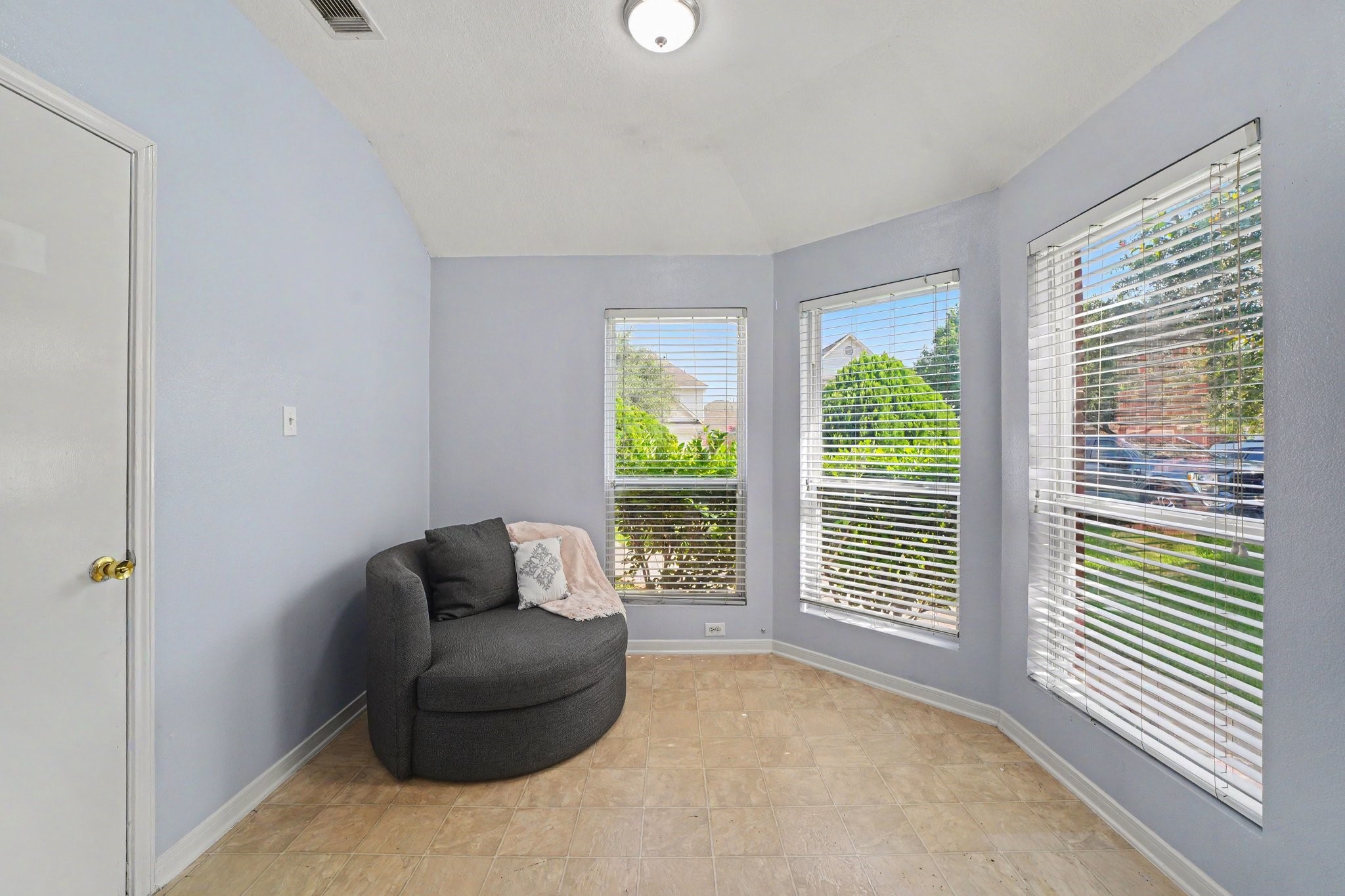5622 Wasabi Lane Baytown, TX 77521 - Photo 10 of 29 a living room with furniture and a window
