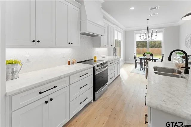 $389,900 | 416 Deer Point Cove, Chandler, TX 75758