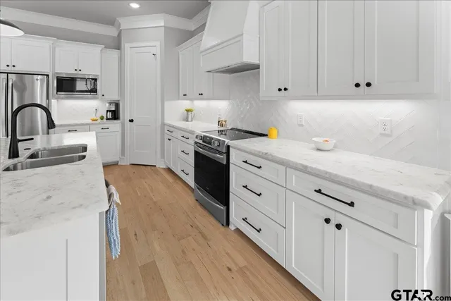 $389,900 | 416 Deer Point Cove, Chandler, TX 75758