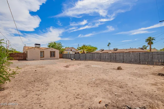 a view of a backyard