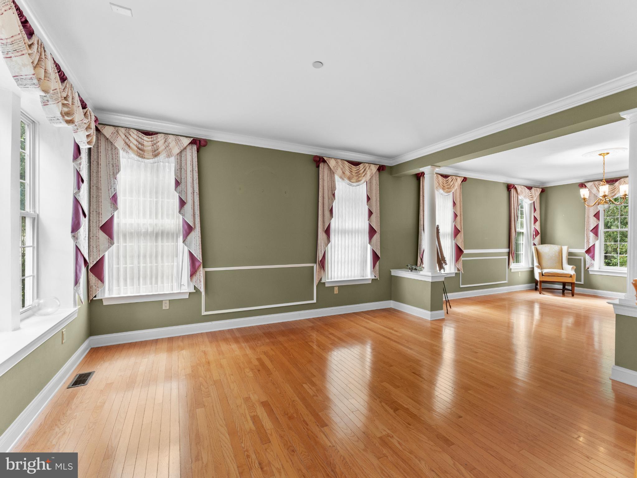 746 Kelli Lane Springfield, PA 19064 - Photo 7 of 41 Spacious room with elegant natural light.