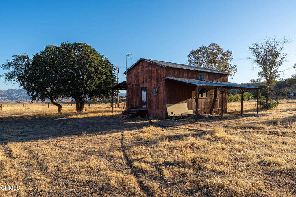 2170 Aliso Park Road Maricopa, CA 93252 - Photo 17 of 72 Barn exterior - 2170 Aliso Park Rd