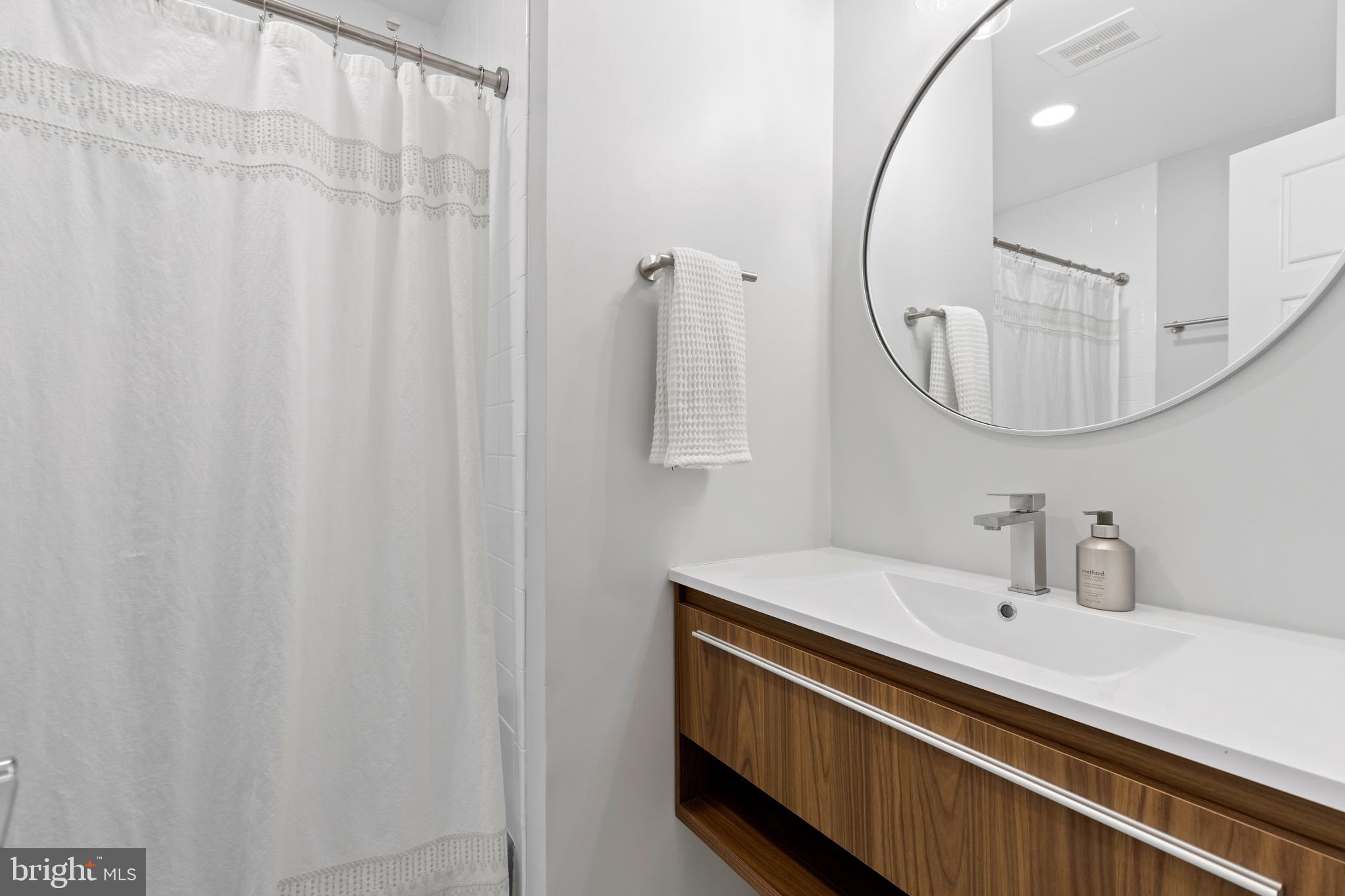 2509 Goldcup Lane Reston, VA 20191 - Photo 17 of 43 Hall Bathroom