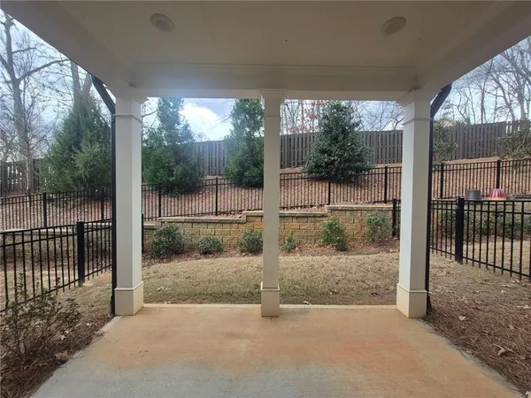 a view of a backyard
