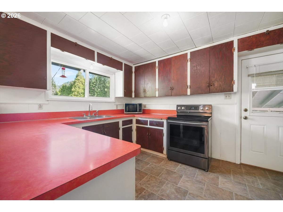 331 Hobbs Lane Glendale, OR 97442 - Photo 15 of 45