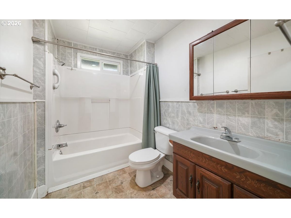 331 Hobbs Lane Glendale, OR 97442 - Photo 22 of 45 Bathroom