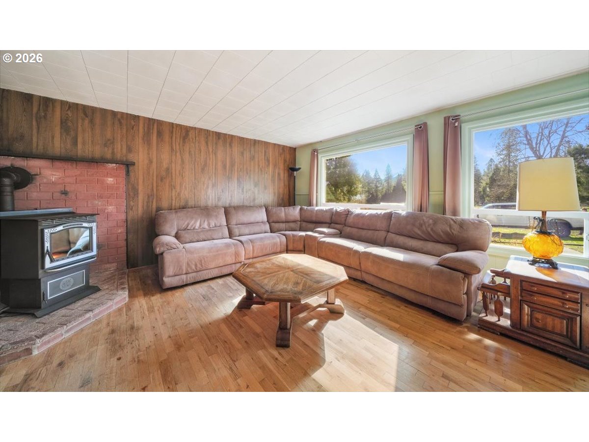 331 Hobbs Lane Glendale, OR 97442 - Photo 8 of 45