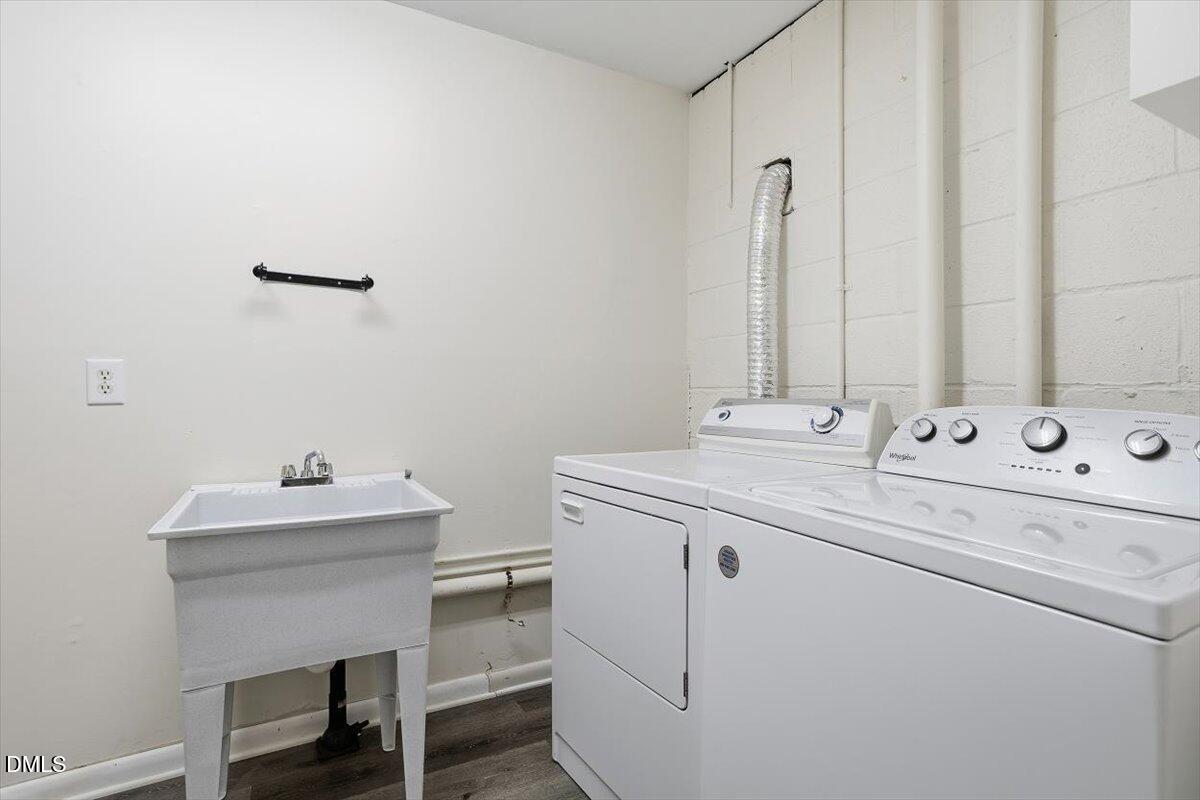 620 Sugarberry Road Chapel Hill, NC 27514 - Photo 29 of 33 a bathroom with a sink and a mirror