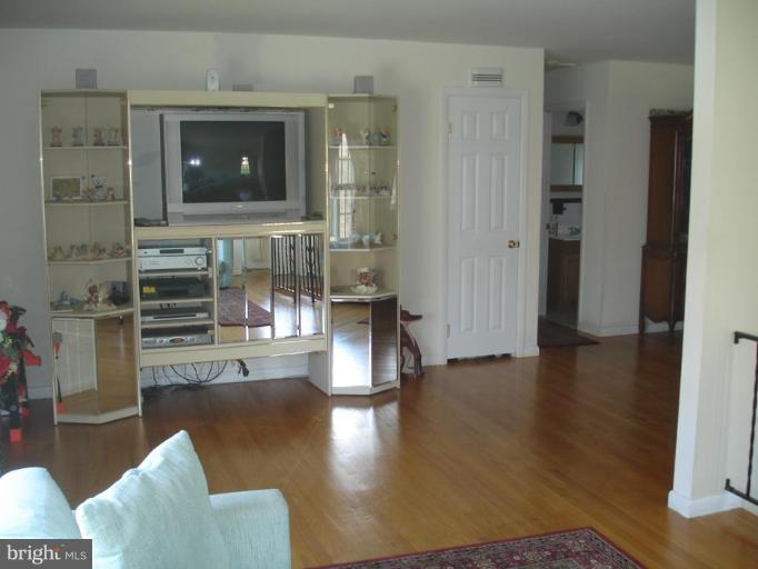 4805 Rollingtop Road Ellicott City, MD 21043 - Photo 18 of 30 Living Room