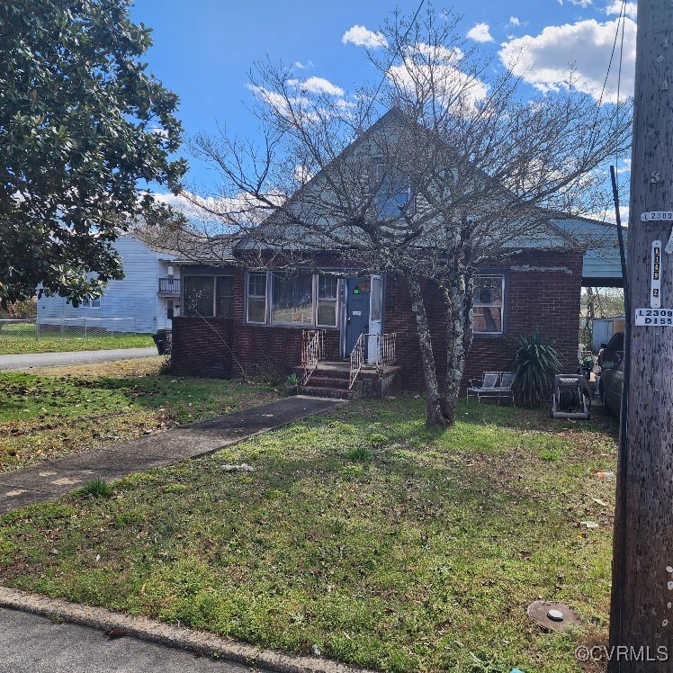 View of front facade featuring a front yard