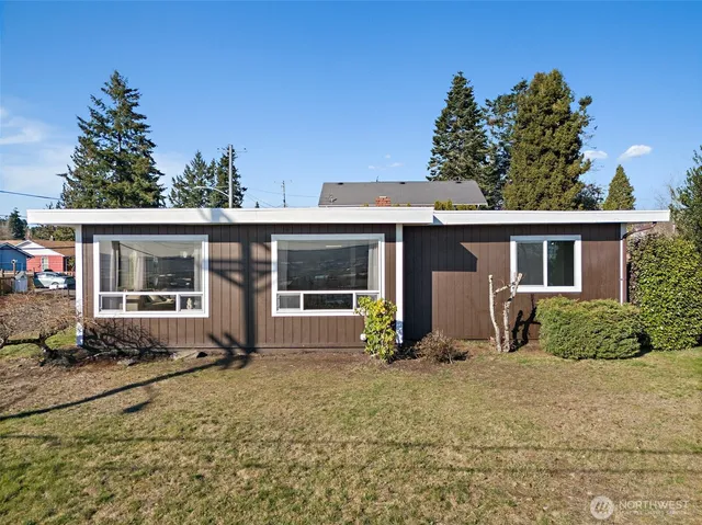 a front view of house with yard