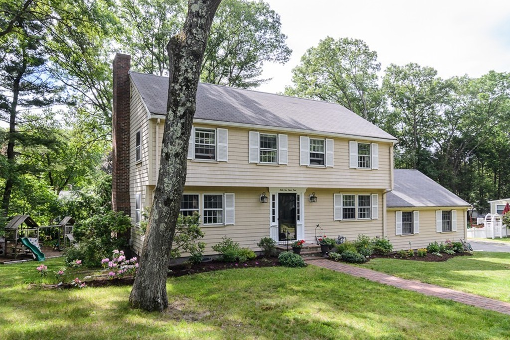 31 Haven Road Wellesley, MA 02481 - Photo 1 of 22 a front view of a house with a yard and trees