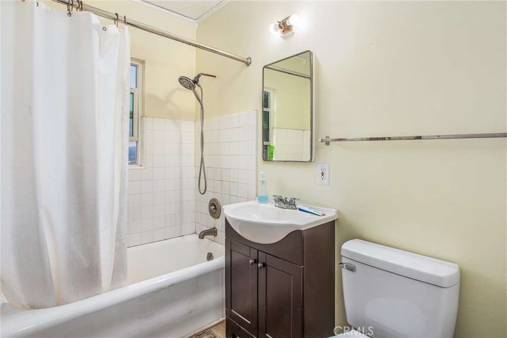 23255 Warren Road San Jacinto, CA 92582 - Photo 33 of 56 a bathroom with a sink a toilet and shower