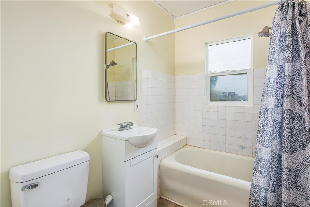 23255 Warren Road San Jacinto, CA 92582 - Photo 39 of 56 a bathroom with a toilet sink and bathtub