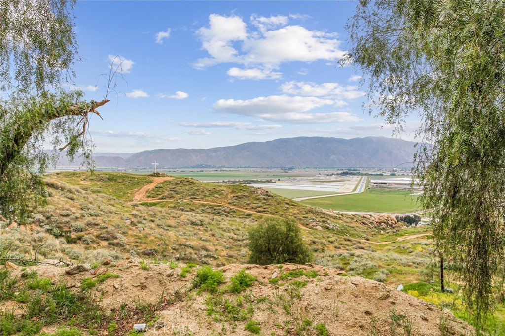 23255 Warren Road San Jacinto, CA 92582 - Photo 41 of 56 a view of an ocean and a mountain