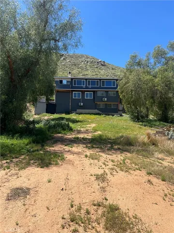 a picture of a white and white wall