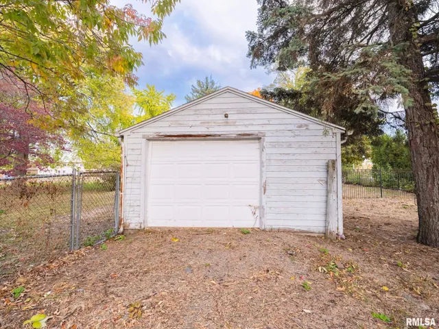 $114,900 | 335 Buena Vista Avenue, Pekin, IL 61554