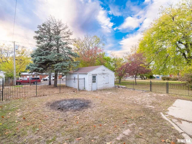 $114,900 | 335 Buena Vista Avenue, Pekin, IL 61554