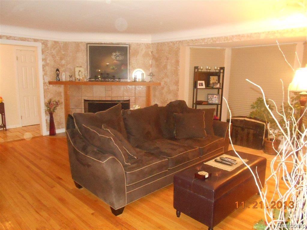 2170 Lancaster Road Bloomfield Hills, MI 48302 - Photo 5 of 18 Living Room.jpg