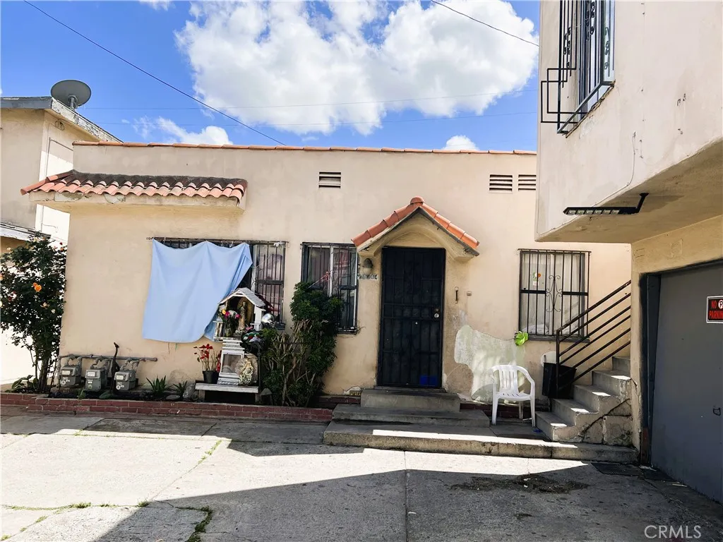 2664 Randolph Street Huntington Park, CA 90255 - Photo 8 of 11 a front view of a building