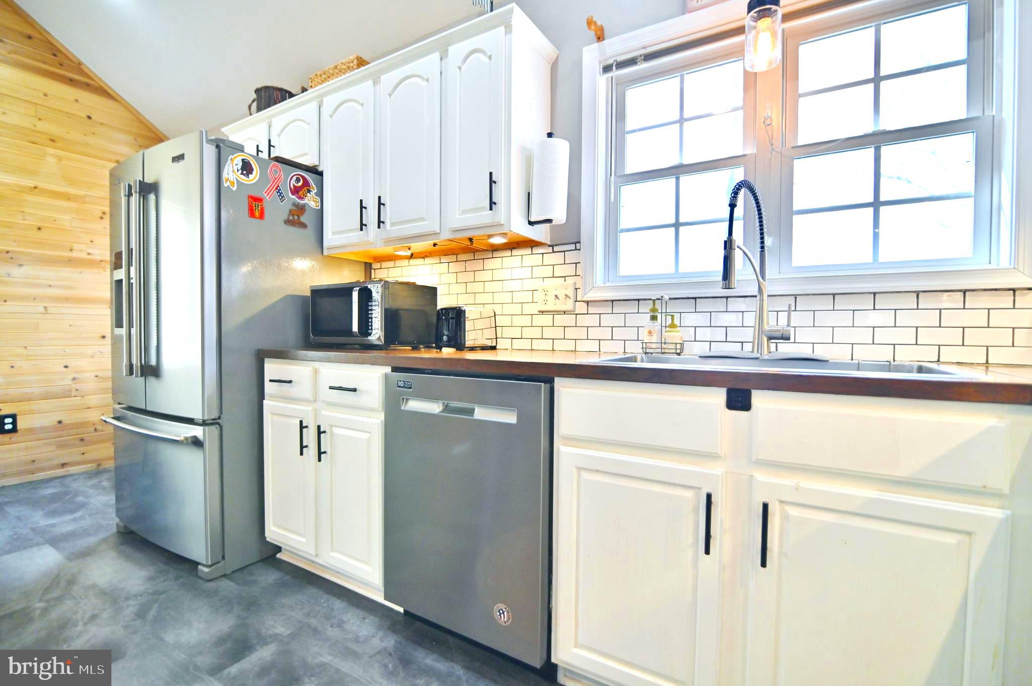 36 Pine Way Mount Jackson, VA 22842 - Photo 28 of 49 a kitchen with stainless steel appliances granite countertop a refrigerator and a sink
