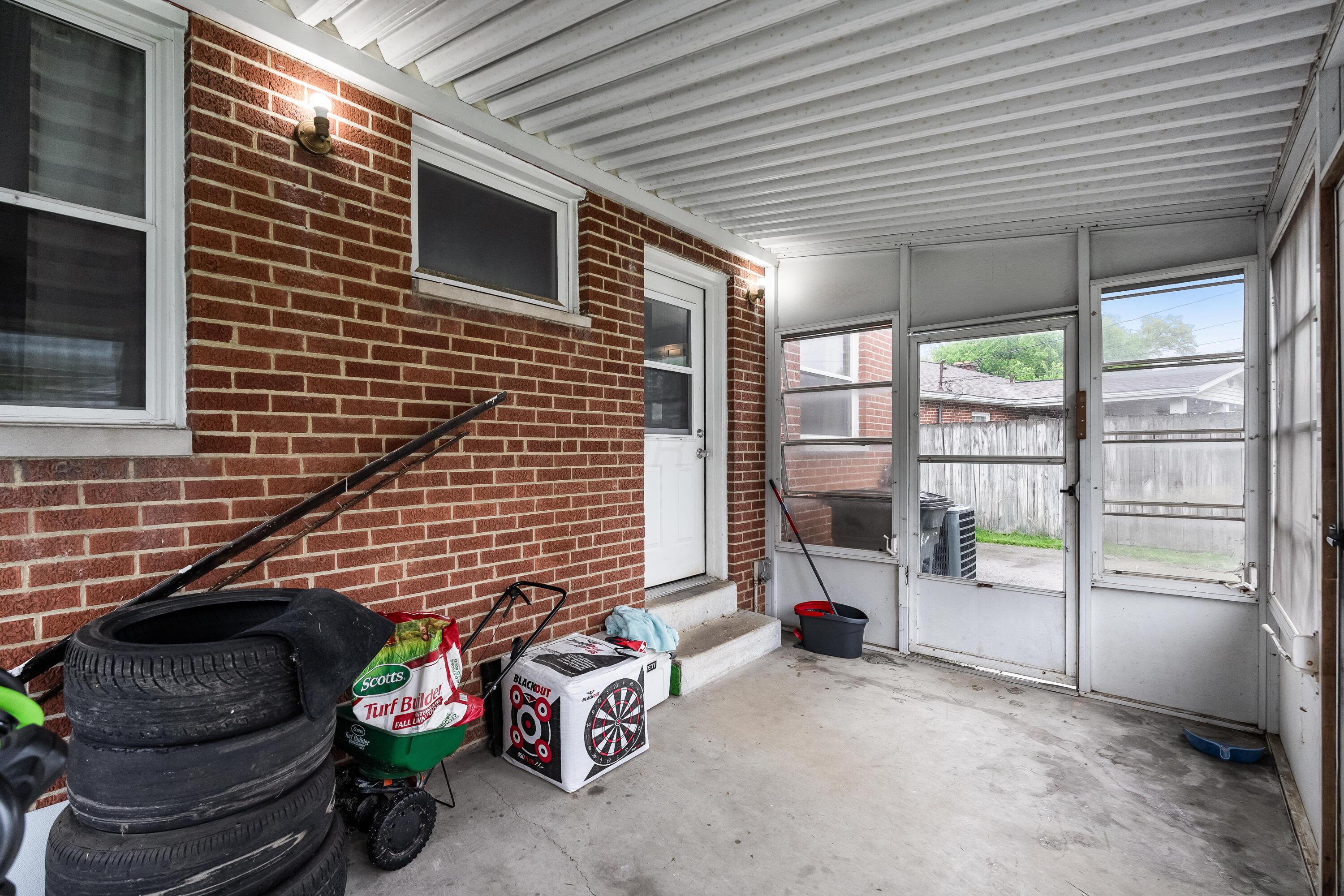 390 Topsfield Road Columbus, OH 43228 - Photo 40 of 44 Sunroom