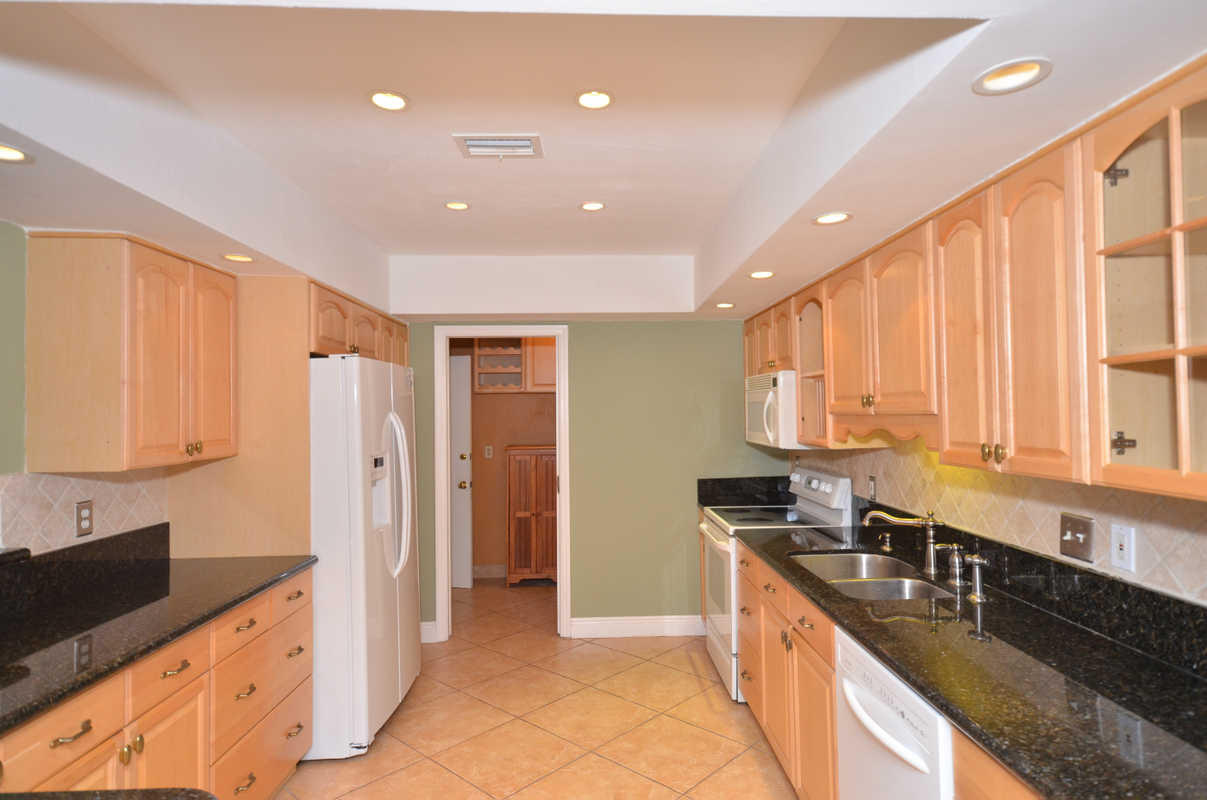 343 Northeast 30th Street Boca Raton, FL 33431 - Photo 8 of 27 KITCHEN