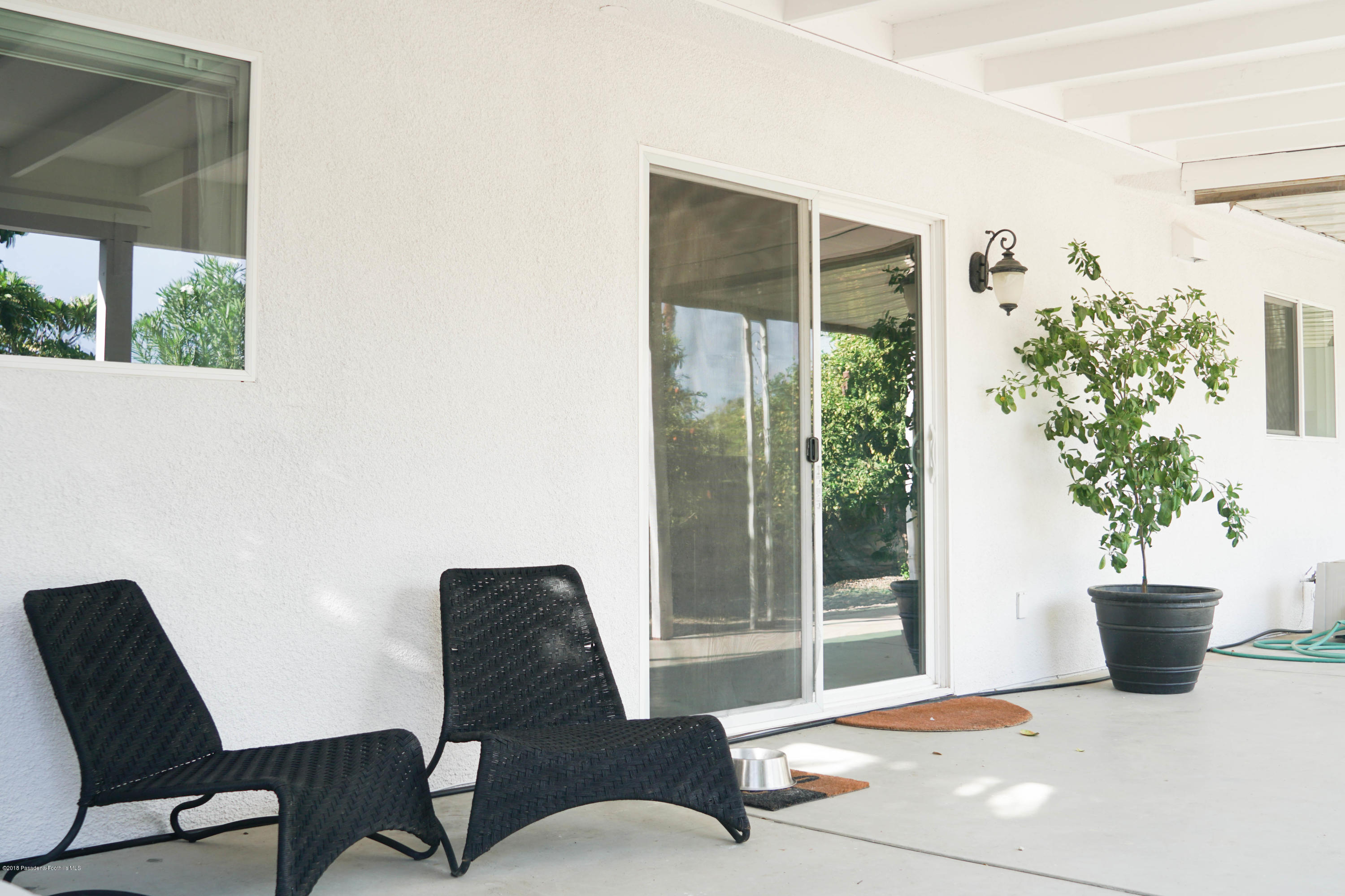 70081 Cobb Road Rancho Mirage, CA 92270 - Photo 5 of 17 a living room with furniture and a potted plant