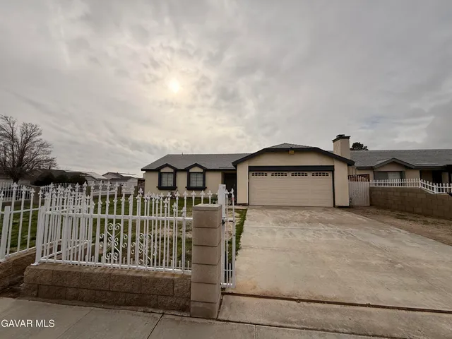 a view of house with a yard