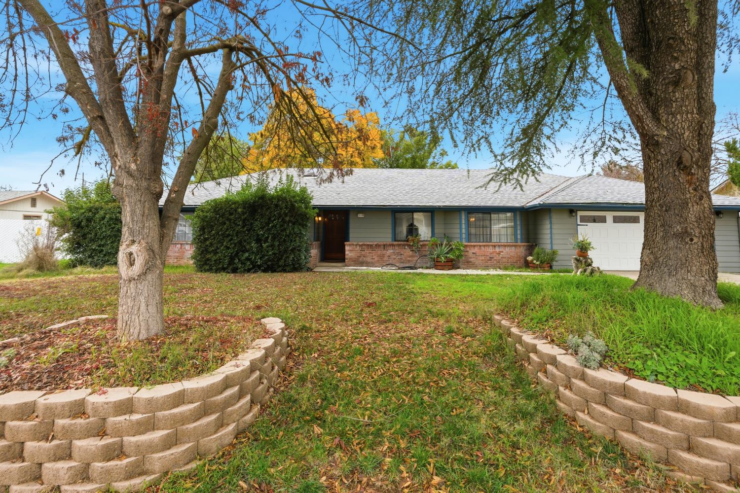 12126 Topper Road Madera, CA 93636 - Photo 34 of 40 a front view of a house with garden
