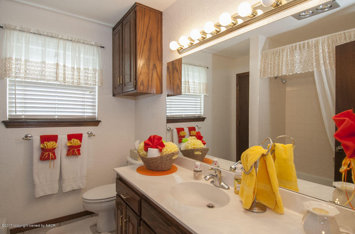 6916 Old Kent Road Amarillo, TX 79109 - Photo 12 of 31 BATHROOM 2