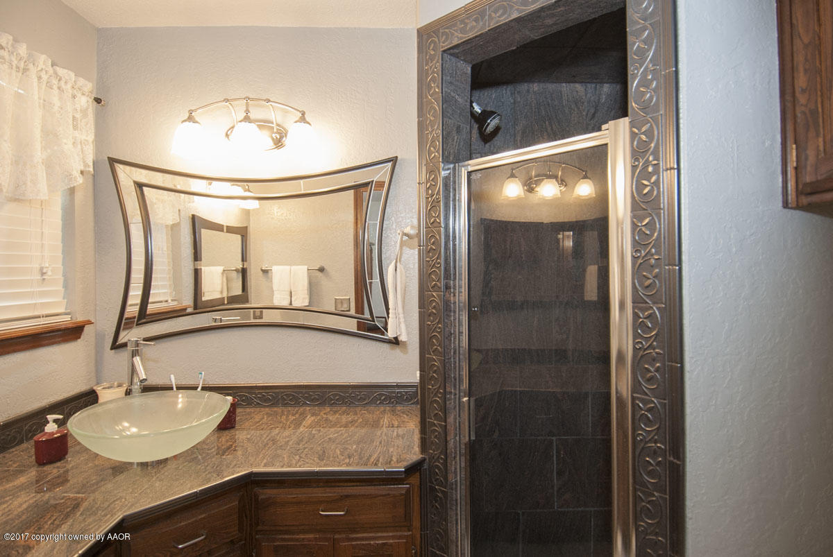 6916 Old Kent Road Amarillo, TX 79109 - Photo 19 of 31 MASTER BATH VIEW 1