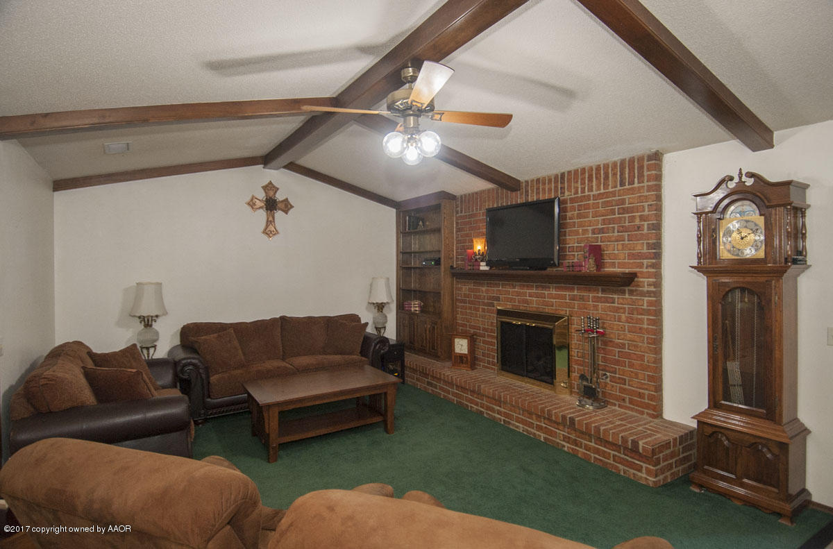 6916 Old Kent Road Amarillo, TX 79109 - Photo 7 of 31 LIVING VIEW 2