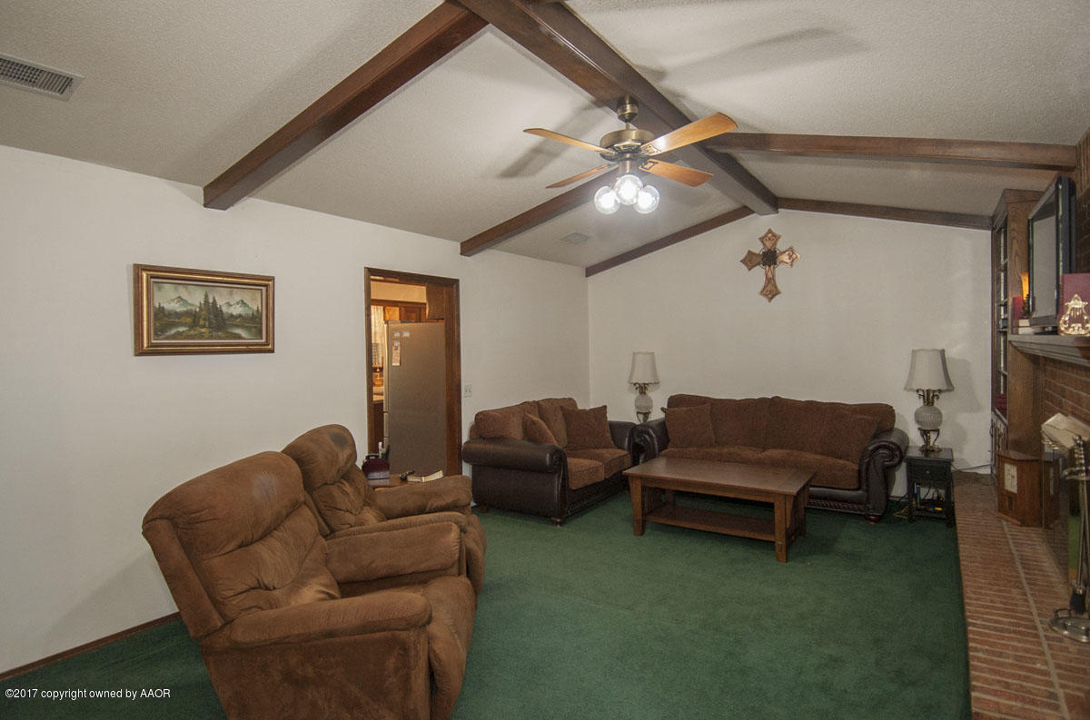 6916 Old Kent Road Amarillo, TX 79109 - Photo 8 of 31 LIVING VIEW 1