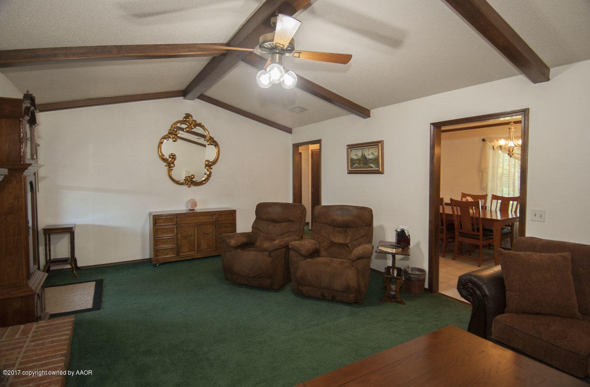 6916 Old Kent Road Amarillo, TX 79109 - Photo 9 of 31 LIVING VIEW 3