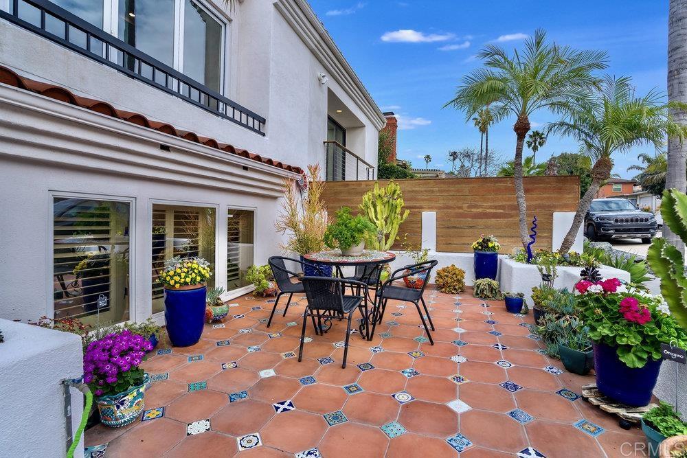 332 Gravilla Street La Jolla, CA 92037 - Photo 4 of 49 a view of a sitting area with furniture and a potted plant
