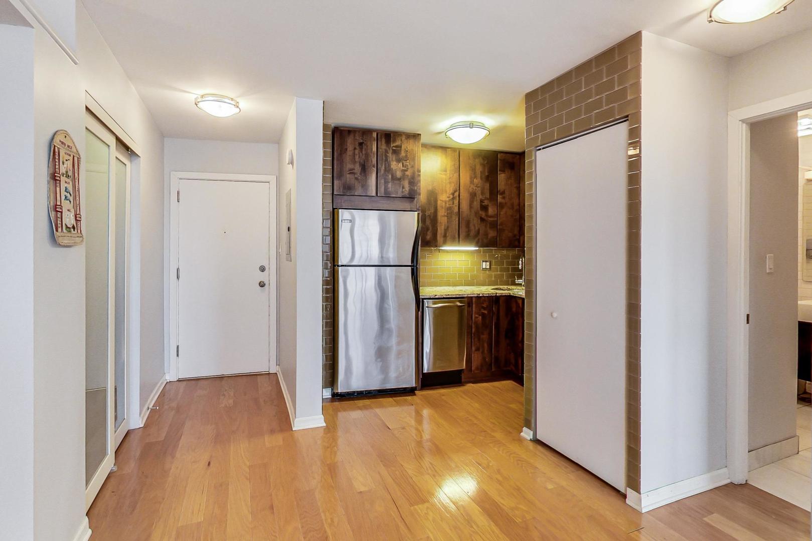 2930 North Sheridan Road, Unit 802 Chicago, IL 60657 - Photo 6 of 30