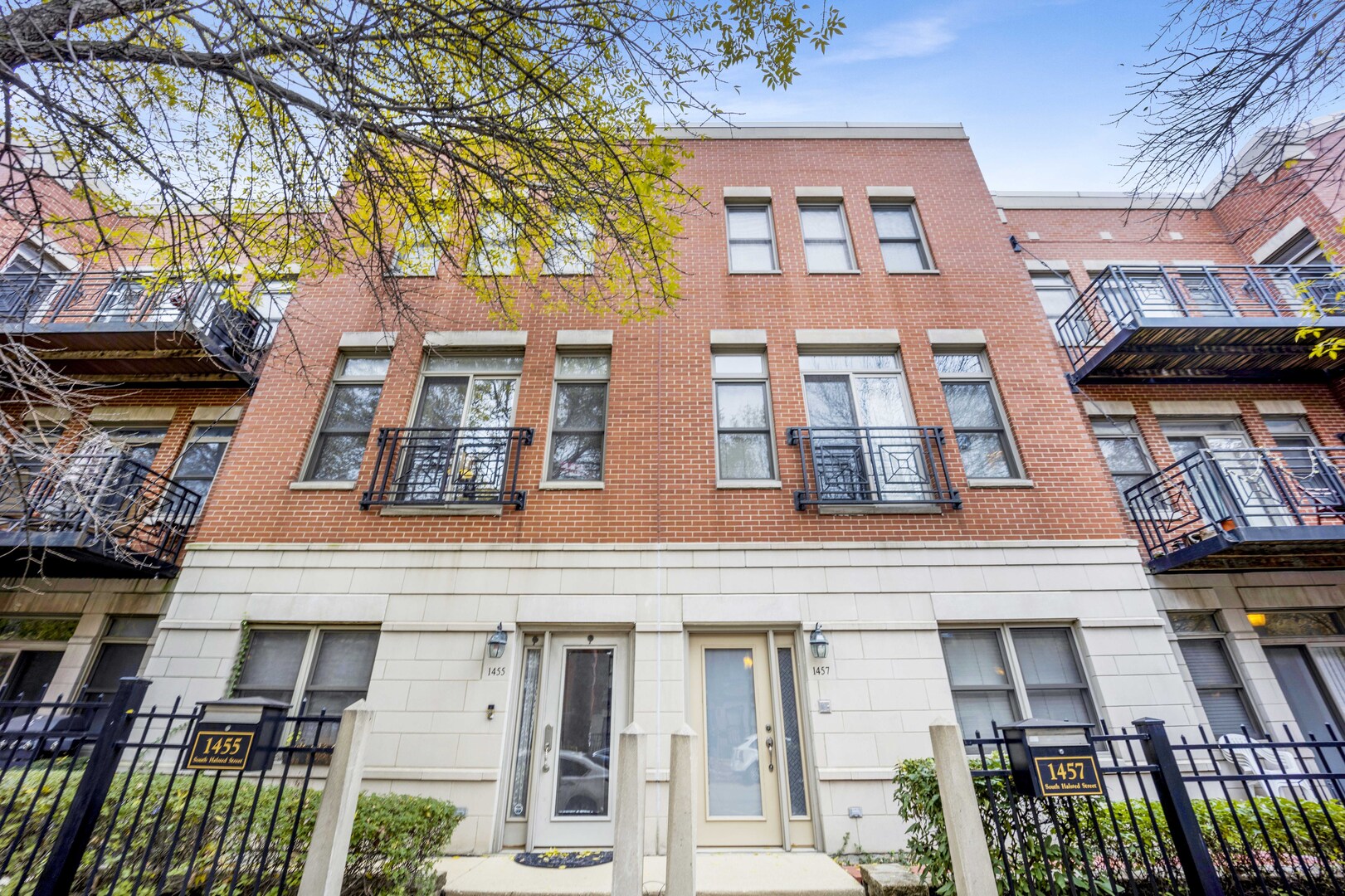 1524 South Sangamon Street, Unit 401 Chicago, IL 60608 - Photo 33 of 55 front view of a building