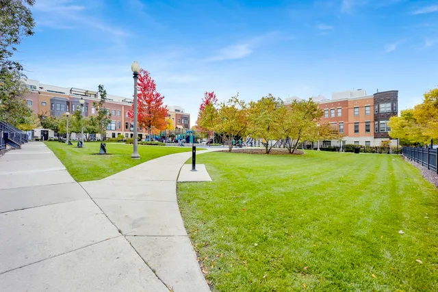 a view of road with yard