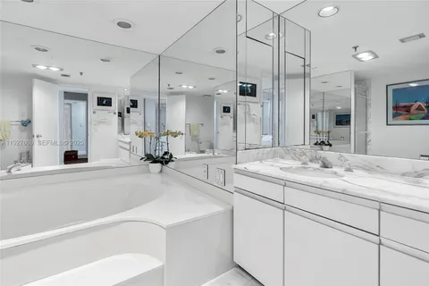 $2,200,000 | 9 Island Avenue, Unit 2414, Miami Beach, FL 33139