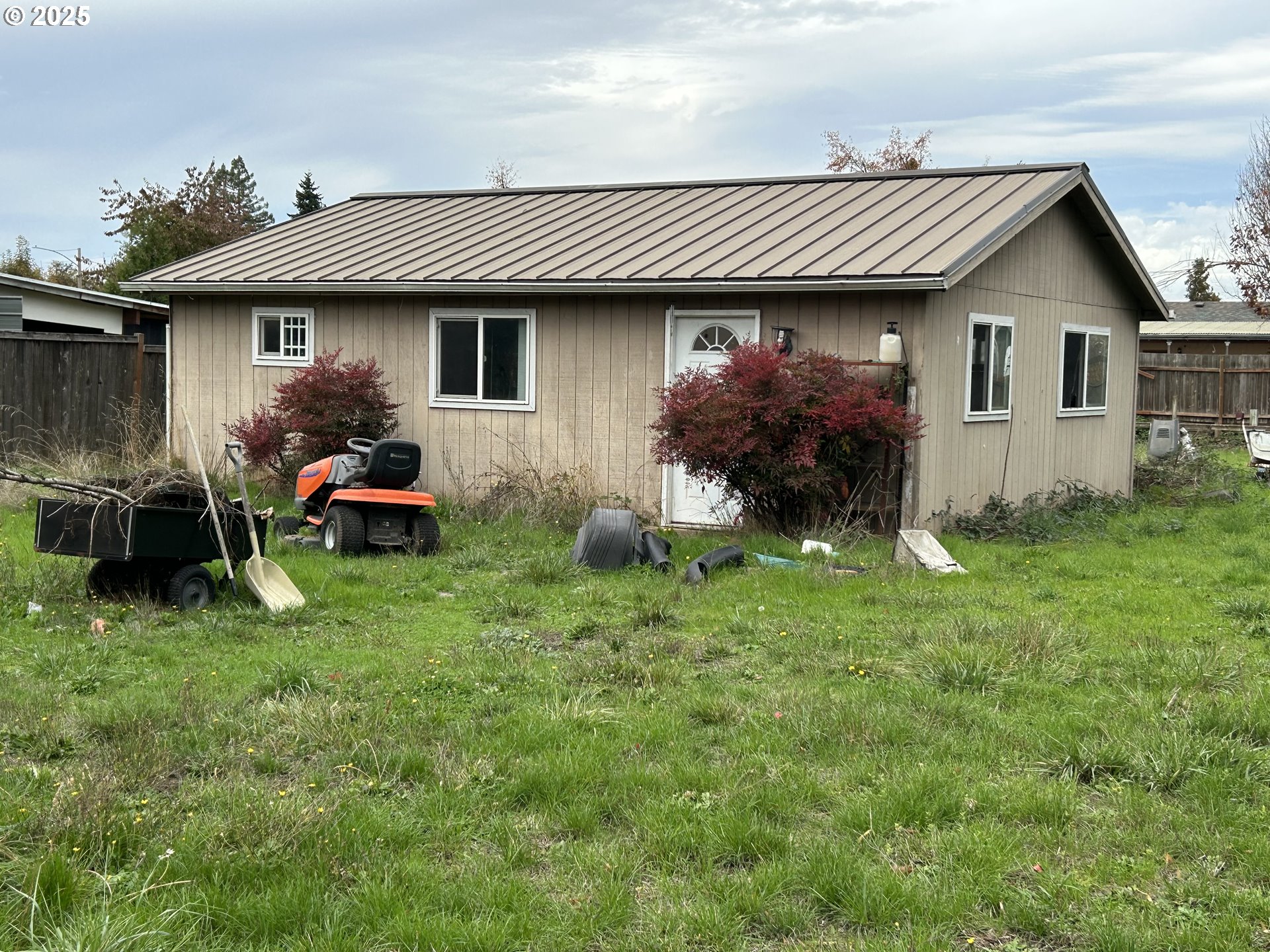 804 West N Street Springfield, OR 97477 - Photo 2 of 14 a front view of a house with garden