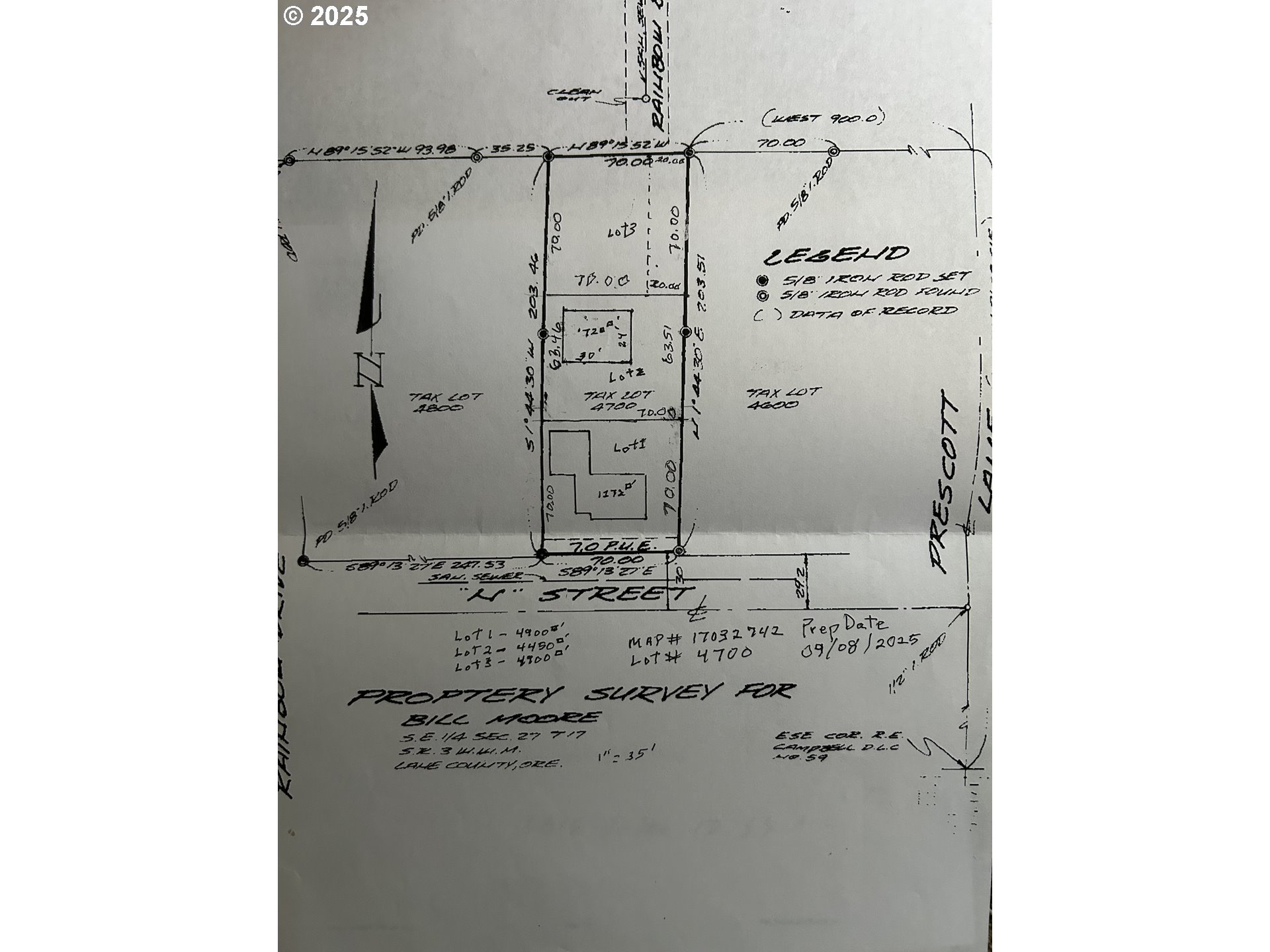 804 West N Street Springfield, OR 97477 - Photo 7 of 14 a bathroom with a shower
