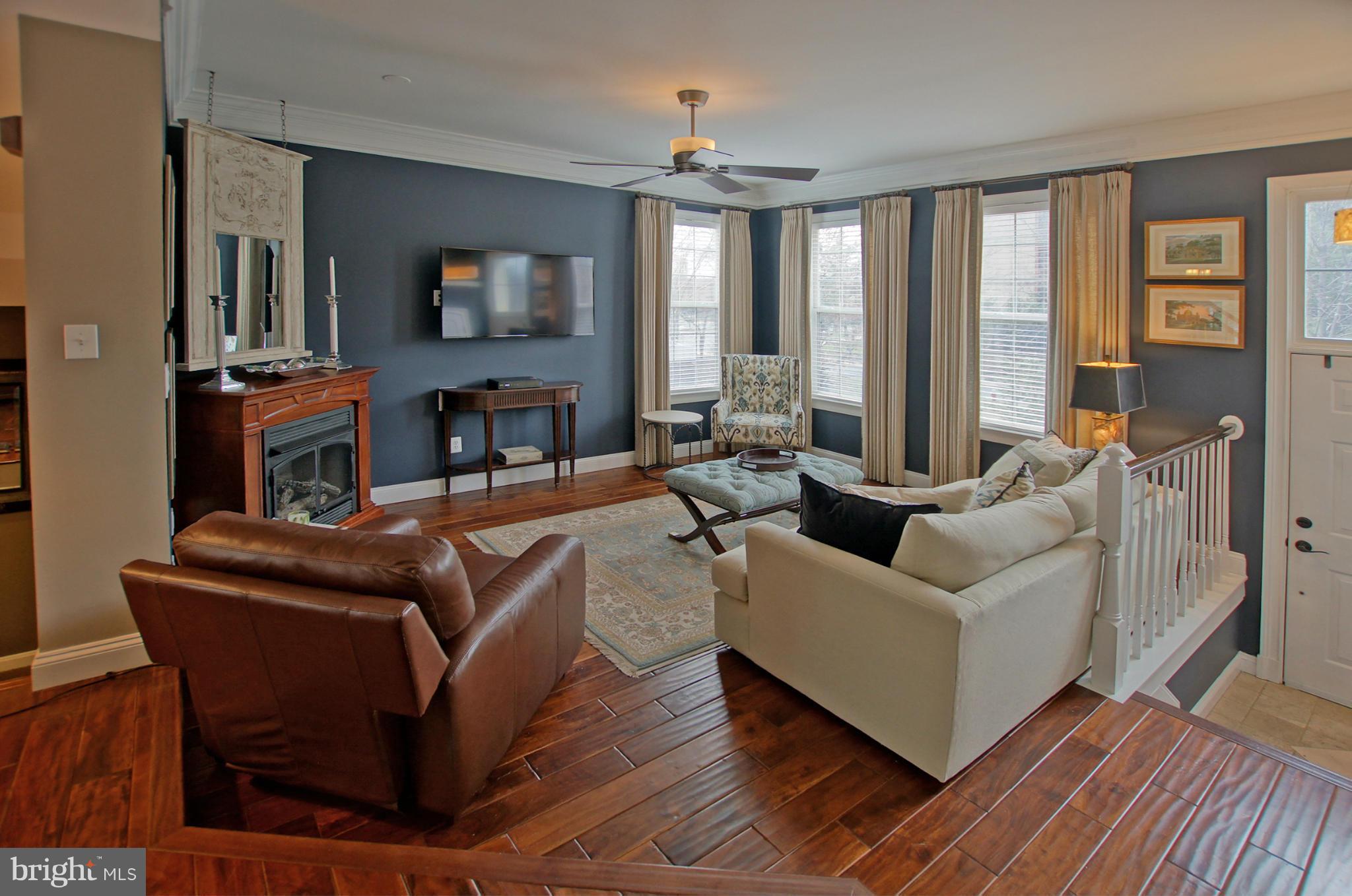 12035 Edgemere Circle Reston, VA 20190 - Photo 3 of 23 Living Room