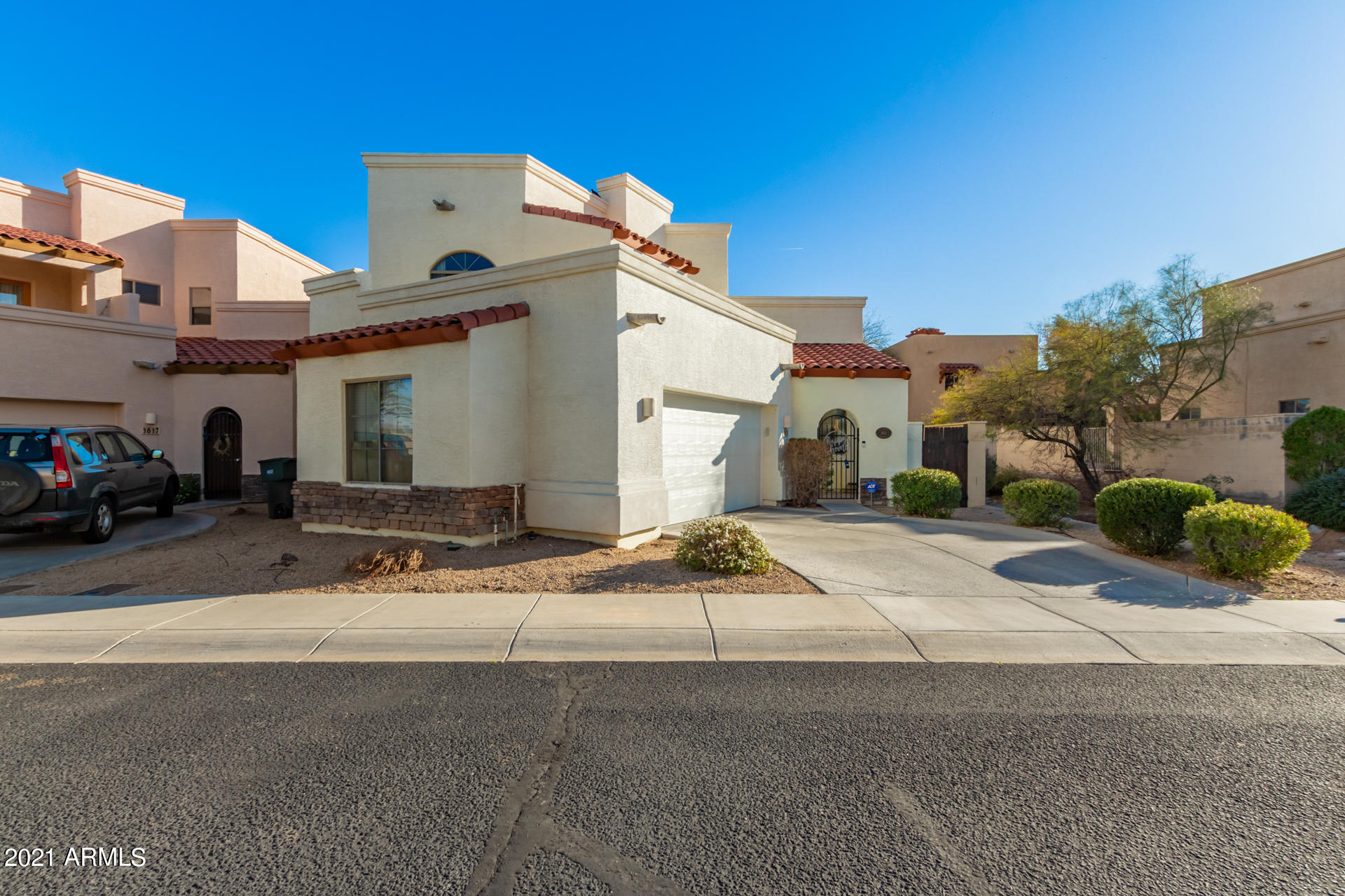 1613 East Grandview Road Phoenix, AZ 85022 - Photo 2 of 28 0004-Grandview 1