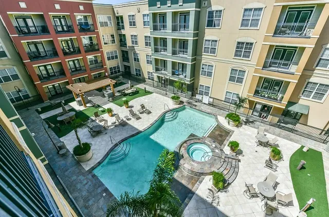 a picture of outdoor space with lots of plants